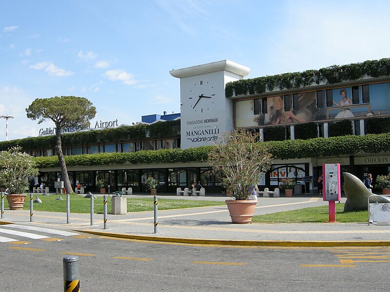Airport Pisa Airport — exterior view